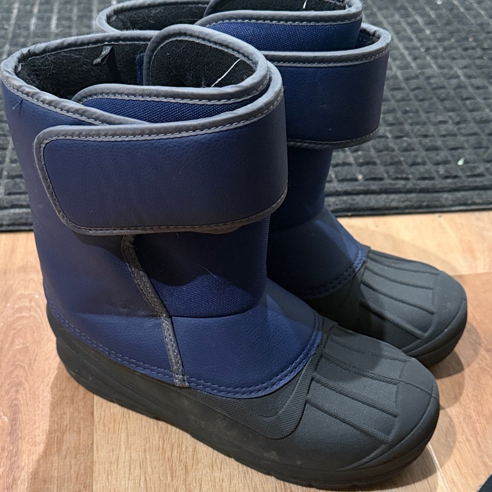 *Like New* Cat & Jack Boys Navy and Black Insulated Winter Boots
